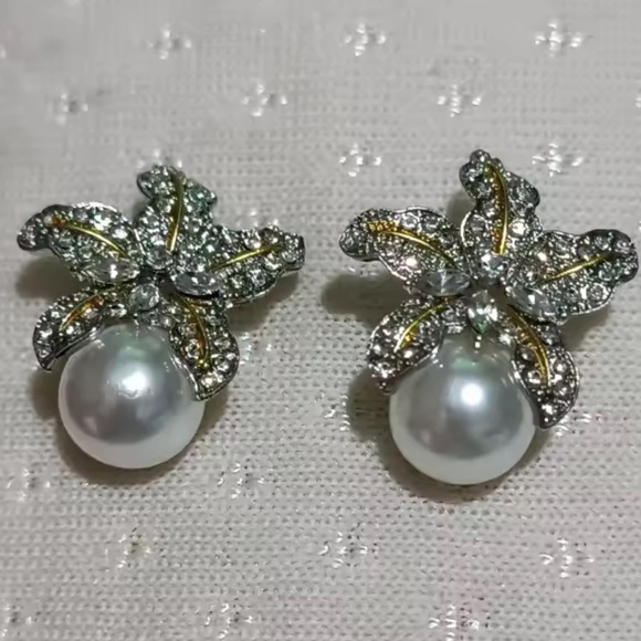 Pearl Flower Elegant Silver Crystal Earrings - Picture 9 of 9
